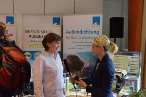 Stefanie Rolfsmeier (links) ist als BlowerDoor-Expertin unter anderem im Vorstand des FLiB. Hier beim Interview mit mir in Berlin auf der QUBE-Tagung. 